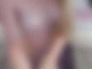 Live cam show with AliceWiss - HD on Dare Cams