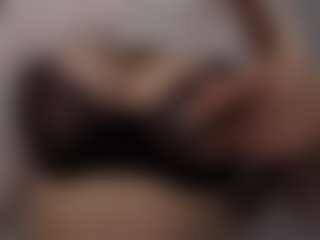 Live cam show with IvelisseMotteshard - Oil on instabang
