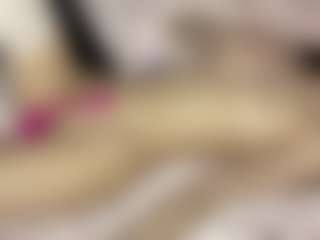 Live cam show with VennieSotolongo - Average on xDating