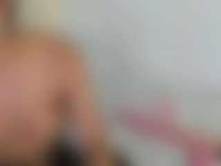 Live cam show with NadiaKarim - Tiny Tits on AdultVida.com