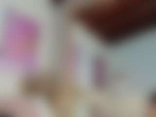 Live cam show with Candy Skinny - Shaved Pussy on Camsoda