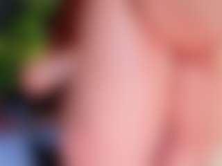Live cam show with MiiaStonnee - Petite on googirlz