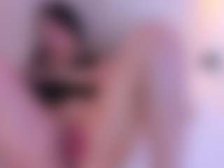Live cam show with Ambarmml - Athletic Public on StripNow
