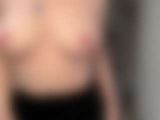 Live cam show with SerinaAmento - Lesbian on SmokeAndPoke