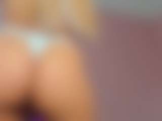 Live cam show with CriistyBloom - Brown Eyes Blonde Hair on Latina Girls