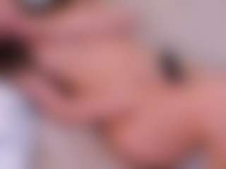 Live cam show with Mia - Raven Hair on xDating