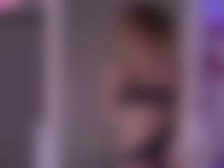 Live cam show with Emmiellee - Brown Hair Petite on Camsoda