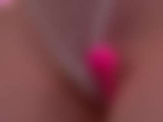 Live cam show with Emmiellee - Brown Hair on Camsoda