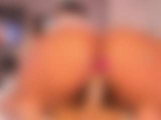 Live cam show with Janna - Strip MILF on StripNow