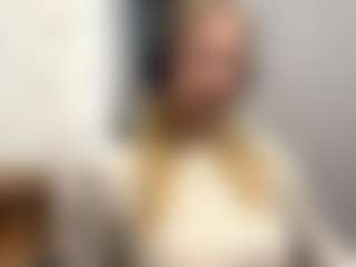 Live cam show with CristalHutchen - Average on livesuperchat.net