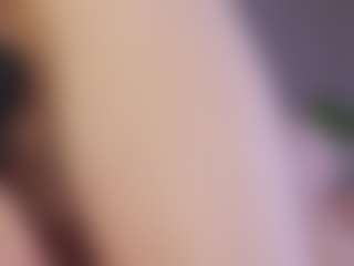 Live cam show with Mia - Average on StripNow