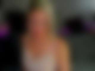 Live cam show with Betty-Brock - Slender on TastyBlacksLive