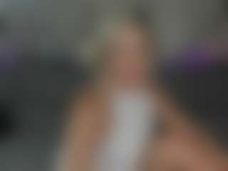 Live cam show with Betty-Brock - Lean on Camsoda