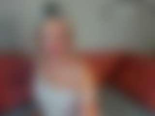 Live cam show with Betty-Brock - Athletic Middle Aged on Uber Horny