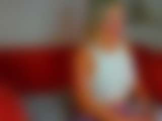 Live cam show with Betty-Brock - Athletic Middle Aged on PervPlay.com