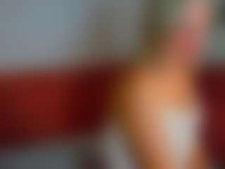 Live cam show with Betty-Brock - Athletic MILF on 1on1-livenow