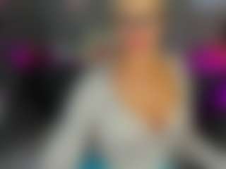 Live cam show with Betty-Brock - Athletic MILF on StripNow