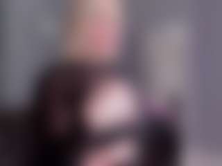 Live cam show with Betty-Brock - Athletic Middle Aged on CamwithHer