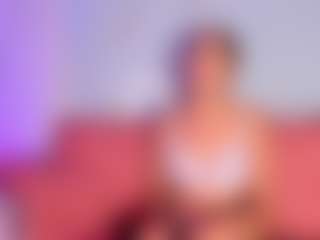 Live cam show with Luna - Skinny on Dolls Live