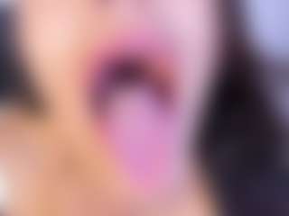 Live cam show with Luna - Oil on Gym Cam Girls
