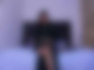 Live cam show with Luna - Fingering on Camsoda