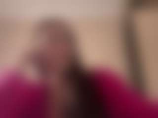 Live cam show with Lyndi - Shaved Pussy on 1on1-livenow