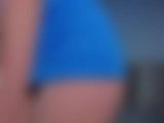 Live cam show with Eva - Smoking on chickslive.net