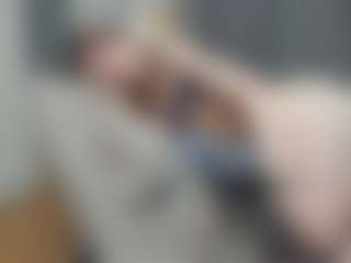 Live cam show with IsauraBrassil - Petite on Camsoda