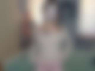 Live cam show with IsauraBrassil - Skinny on CamwithHer