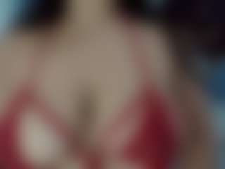 Yasmine MILF webcam performer live streaming