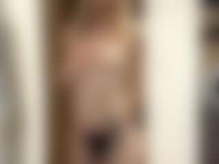 Live cam show with LioraRoux - Athletic Public on xxxlivecams.org