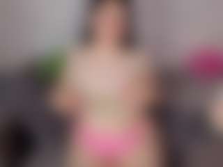 Live cam show with MichelleHost - Moaning on SquirtSoMuch