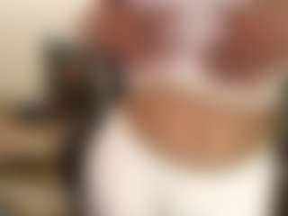 Live cam show with Lia - Shaved Pussy on CamwithHer