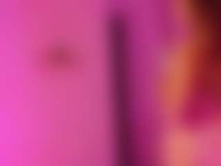 Live cam show with LunaCarmel - Blonde Hair on xDating