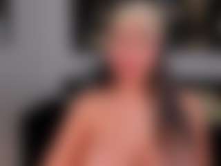 Live cam show with VictoriaBennet - Camel Toe on Milf Play