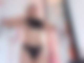 Live cam show with Giorgiina - Camel Toe on StripNow
