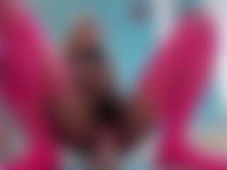 Live cam show with Giorgiina - Striptease on Camsoda
