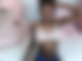Live cam show with EmmaRoswel - Petite on CamSodaAdn