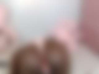 EmmaRoswel MILF webcam performer live streaming