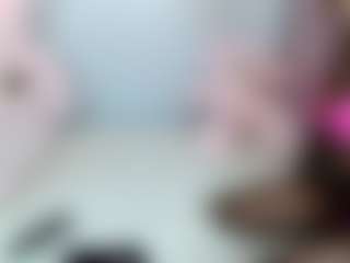 Live cam show with EmmaRoswel - Teen (18+) on Milfs Live