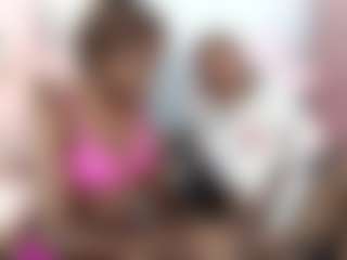 Live cam show with EmmaRoswel - Ebony Petite on CamwithHer