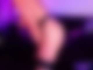Live cam show with SiennaShinee - Granny Big Tits on Stripli.com