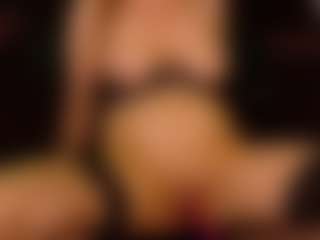 Live cam show with SiennaShinee - Middle Aged on StripNow