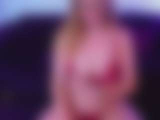 Live cam show with SiennaShinee - Granny on WildCum