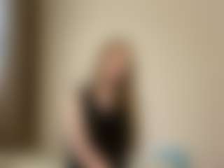 Live cam show with LaraeThurrell - Shaved Pussy on SpankPalCams