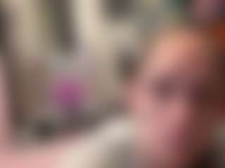 SaraLaw22 MILF webcam performer live streaming