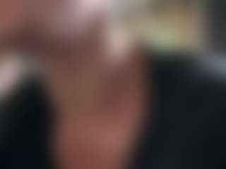 SaraLaw22 MILF webcam performer live streaming