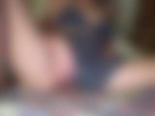 amandatrieshard's Live Sex Cam Show