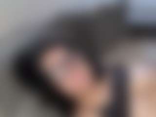 StarrNoir MILF webcam performer live streaming