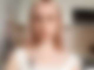 Live cam show with VannaMenaker - Skinny on CamwithHer